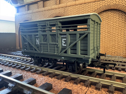 Bachmann 37-707 (OO) London North Eastern Railway 12T Cattle Wagon No.626800 in NE Grey. 