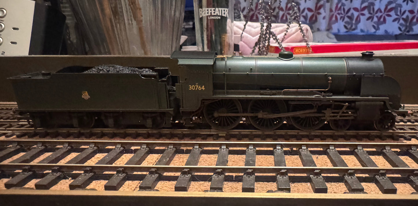 Hornby R2581 (OO) Ex SR, N15 ‘King Arthur’ No.30764 “Sir Gawain” in Weathered British Railways Lined Passenger Green. DCC Ready. (Shed Code 73A, Stewart’s Lane Depot). 