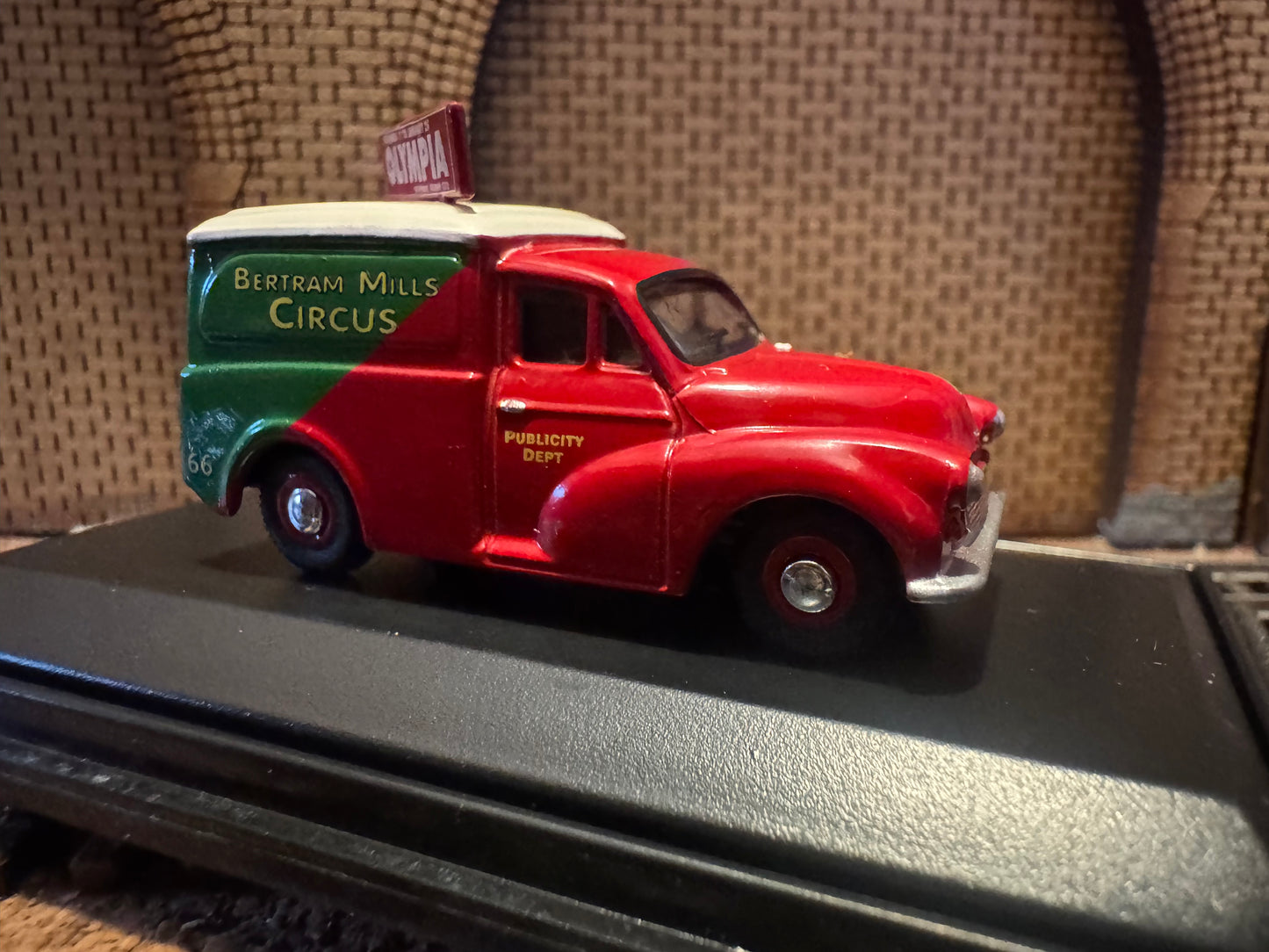 Oxford Diecast 76MM058 (OO / 1:76) Morris 1000 Van in Bertram Mills Cercus livery. 