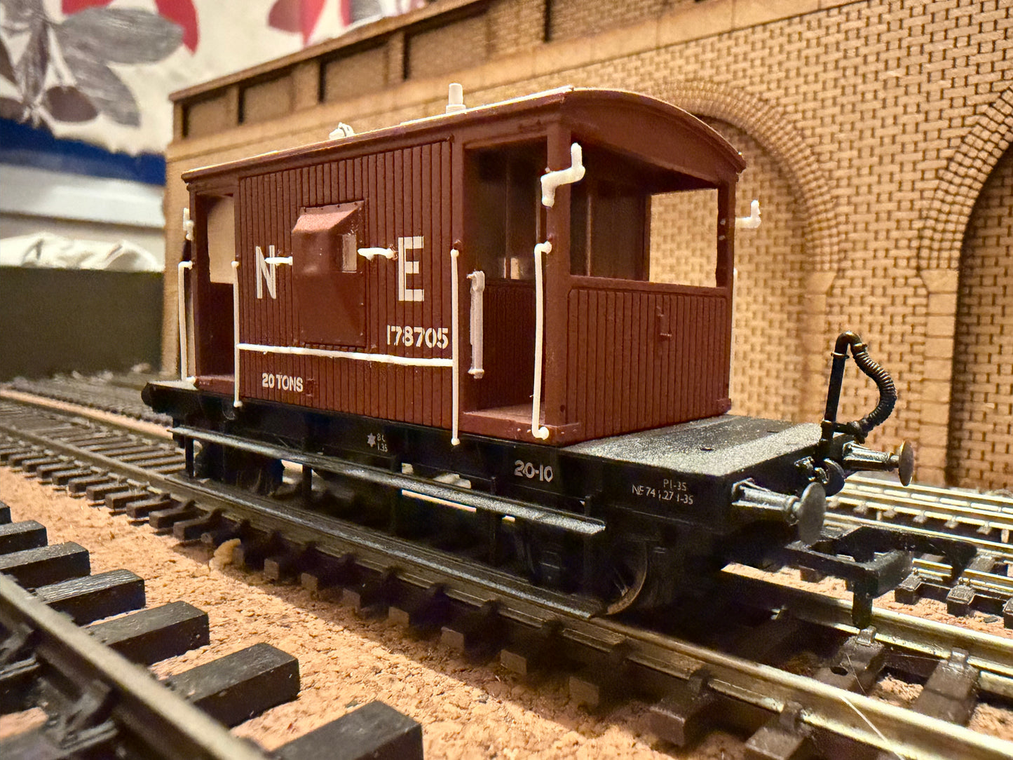 Bachmann 37-529 (OO) London North Eastern Railway, 20T Vacuums Fitted Brake Van No.178705 in LNER Red Oxide