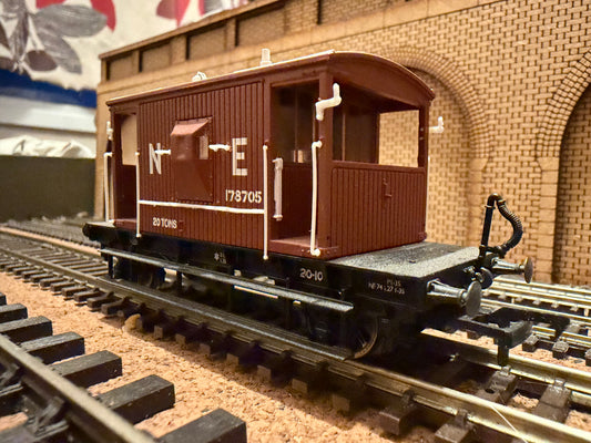 Bachmann 37-529 (OO) London North Eastern Railway, 20T Vacuums Fitted Brake Van No.178705 in LNER Red Oxide
