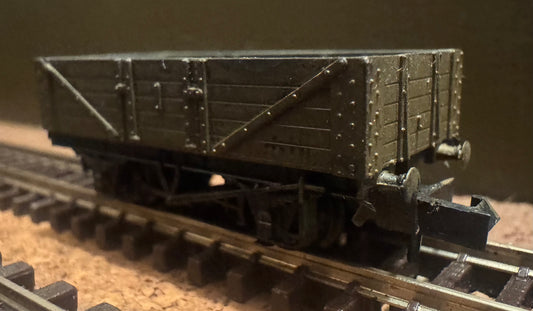 Peco KNR-40 (N Gauge), Unbranded and Unnumbered Five Plank Open Wagon. 