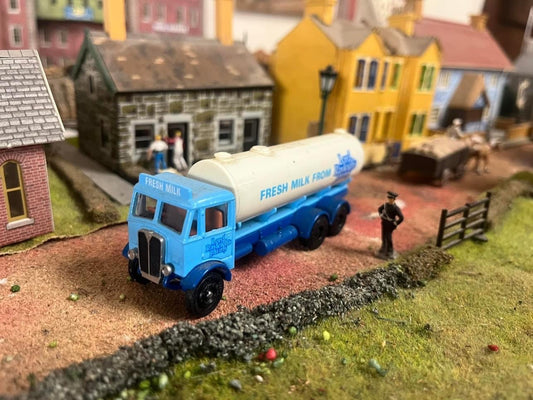EFE Mammoth Milk Tanker in Lord Rayleigh’s Farm livery in 1:76 Scale