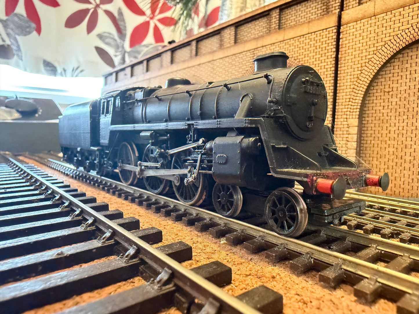 Bachmann 31-105 (OO) British Railways Standard Class 4MT 4-6-0 No.75020 with double chimney and BR1B Tender in Heavily Weathered BR Lined Black 