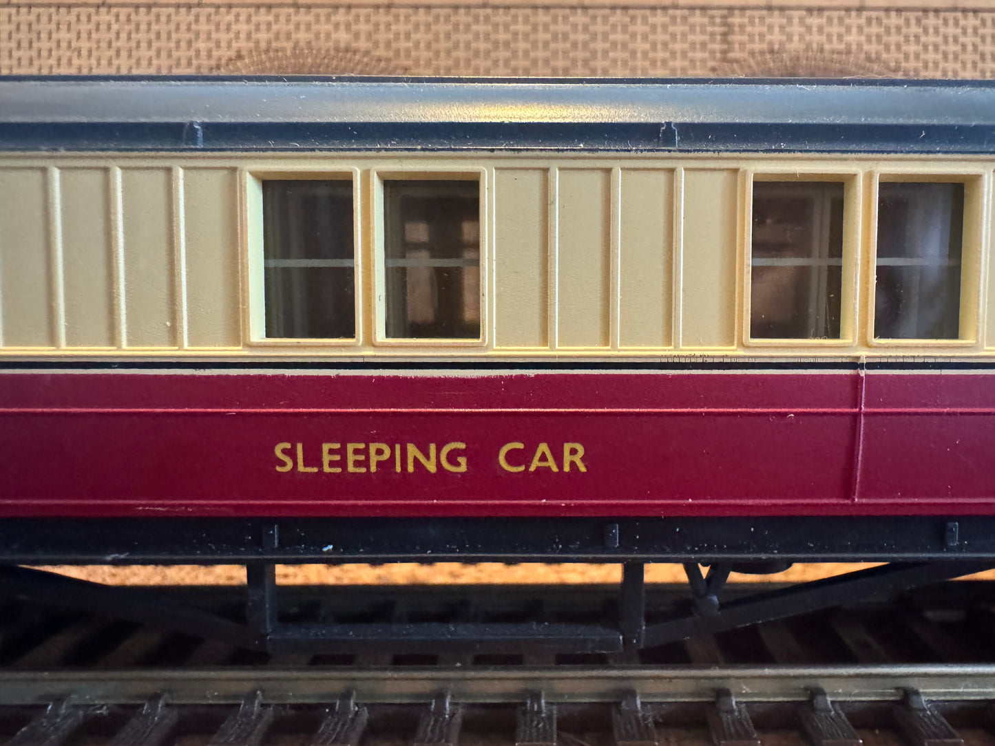 Hornby R419 (OO) Ex LNER ‘Gresley’ First Class Sleeping Car No.E1237 in British Railways Blood and Custard 