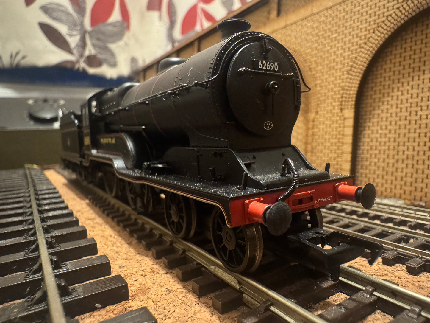 Bachmann 31-135 (OO) Ex LNER D11/2 ‘Scottish Director’ No.62690 “Lady Of The Lake” in British Railways Lined Black. (Shed Code 64B, St Rollox Depot) DCC Ready 