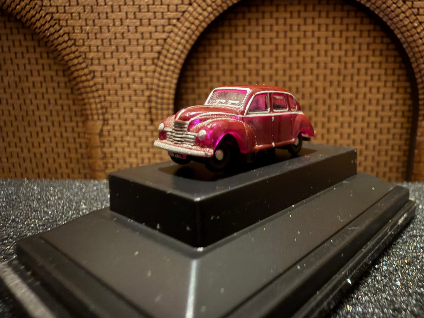 Oxford Diecast NJJ003 (N Gauge / 1:148) Jowett Javelin in Maroon 