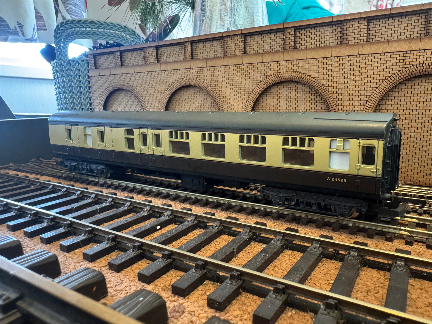 Lima L305333 (OO) British Railways MK1 Brake Second Corridor No.W24528 in BR Western Region Chocolate & Cream 