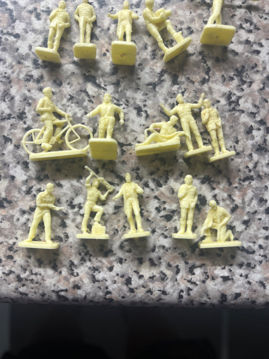 Airfix (OO / 1:76) x26 Royal Airforce Ground Staff (Unpainted)