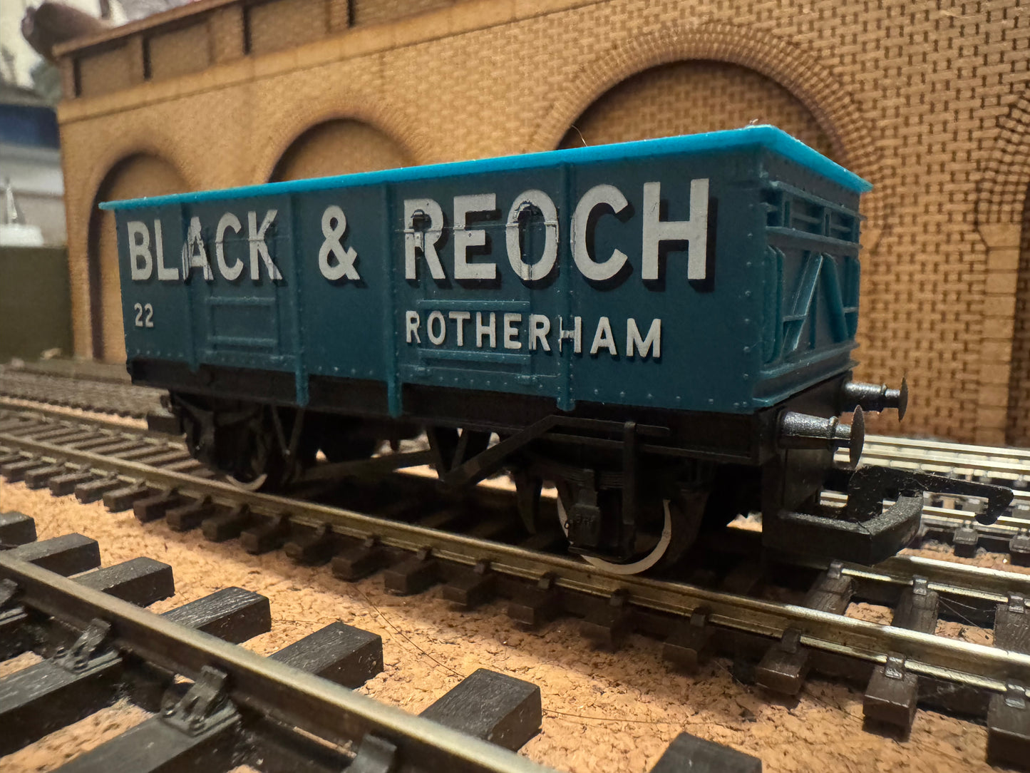Hornby R021 (OO) Black & Reoch 20T LWB, End Tipper Mineral Wagon No.22