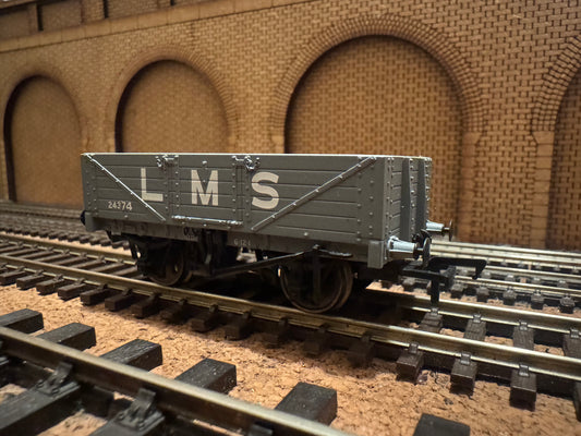 Bachmann 37-070 (OO) London Midland Scottish Five Plank Wagon No.24374 in LMS Grey 