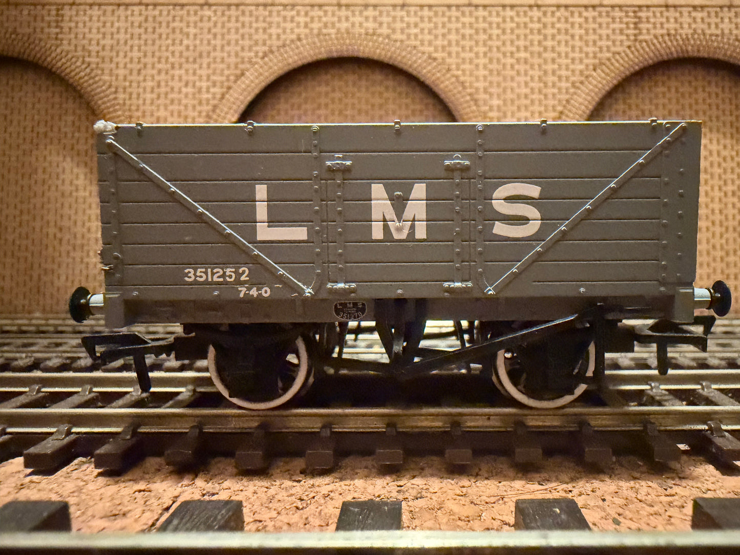 Bachmann 37-088 (OO) London Midland and Scottish Railway 12T Severn Plank Wagon No.351252 
