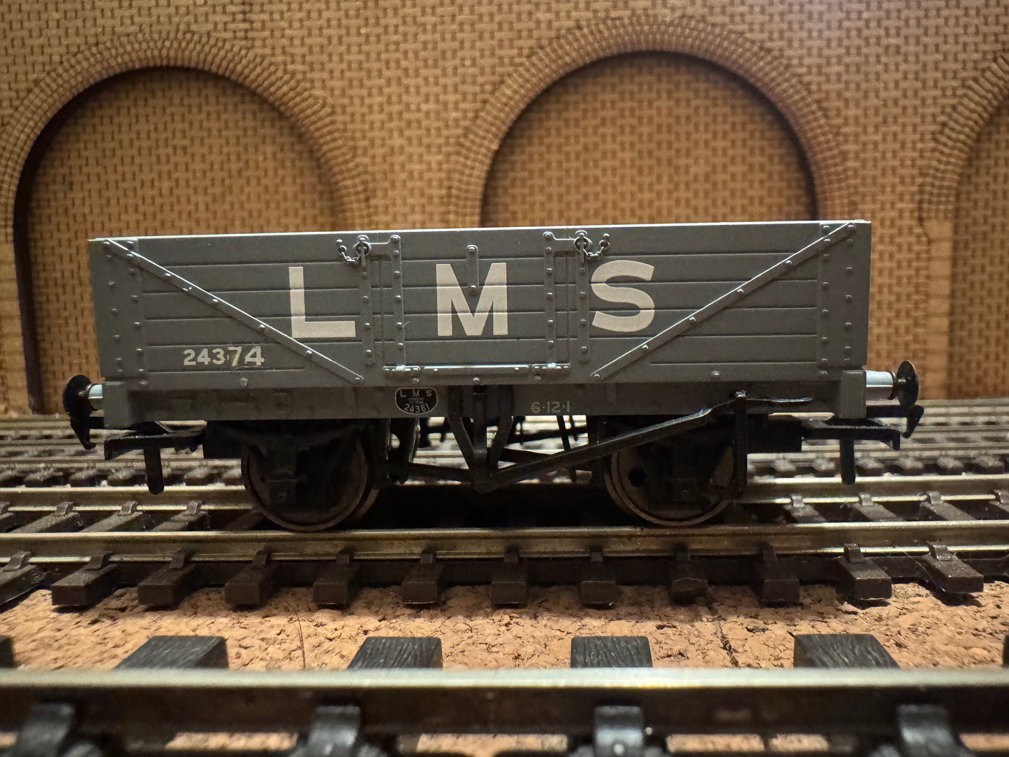 Bachmann 37-070 (OO) London Midland Scottish Five Plank Wagon No.24374 in LMS Grey 