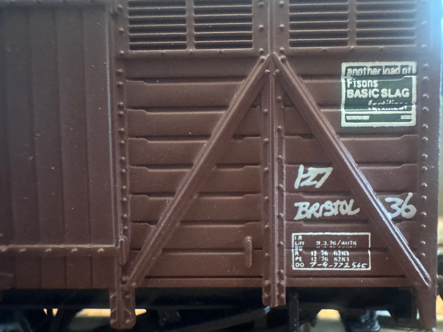 Bachmann 32-201 (OO) British Railways Western Region, Ventilated Fruit Van W.134195 in BR Bauxite.
