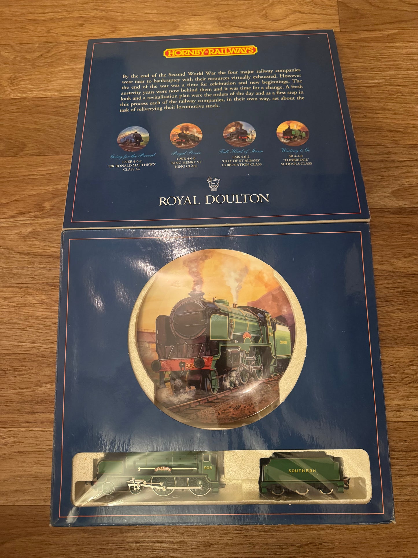 Hornby / Royal Doulton R648 (OO) ‘Waiting to Go’ Special Edition Collectors Set
