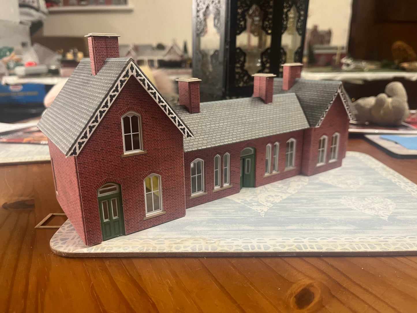 Metcalfe (OO) Country Station Platform 1 and 2 station buildings in Red Brick. pre assembled kit bundle