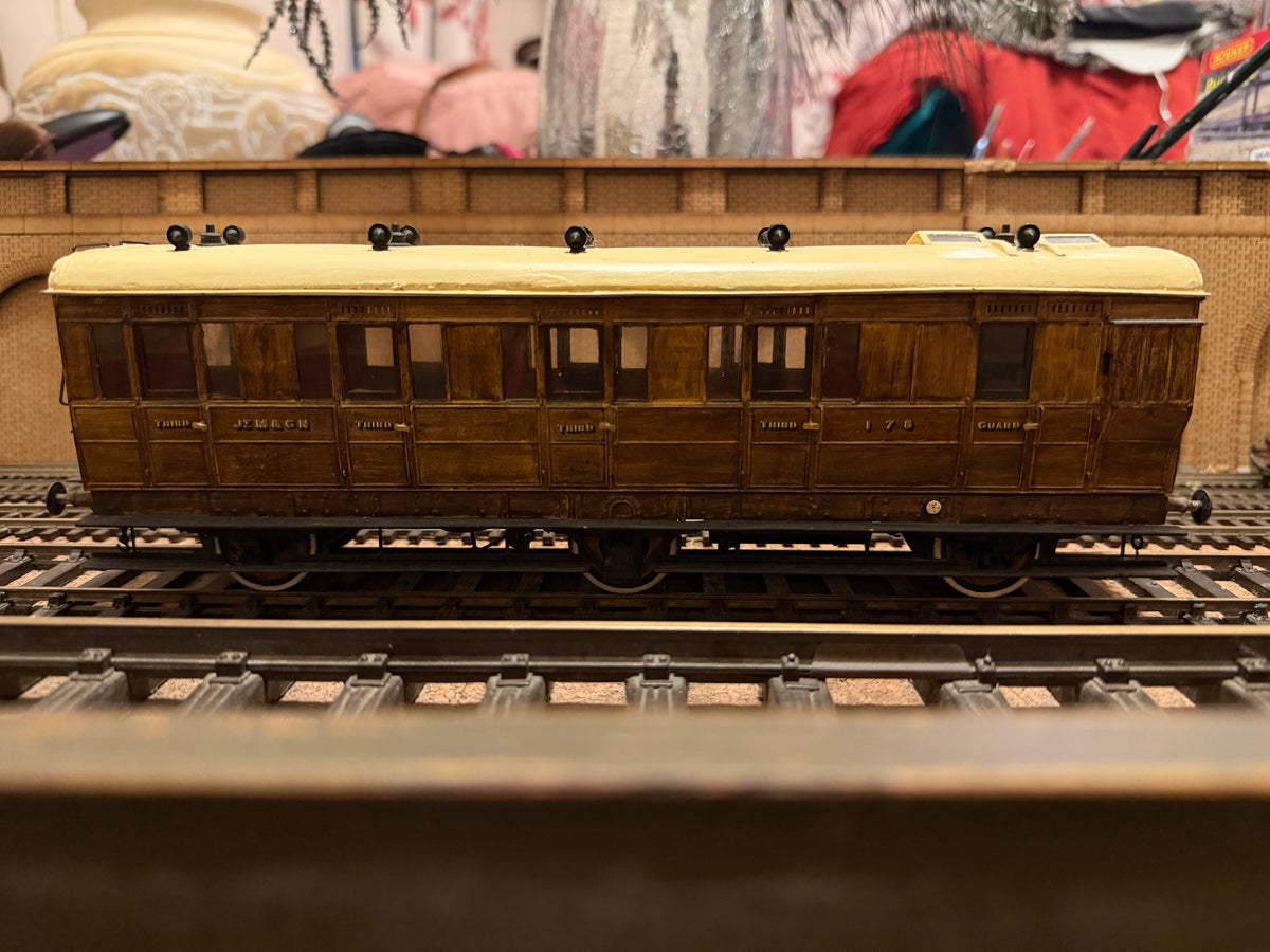 Manufacturer Unknown (O) Midland & Great Northern Joint Railway, Six Wheel Brake Third No.178 in Work Worn M&GN Teak