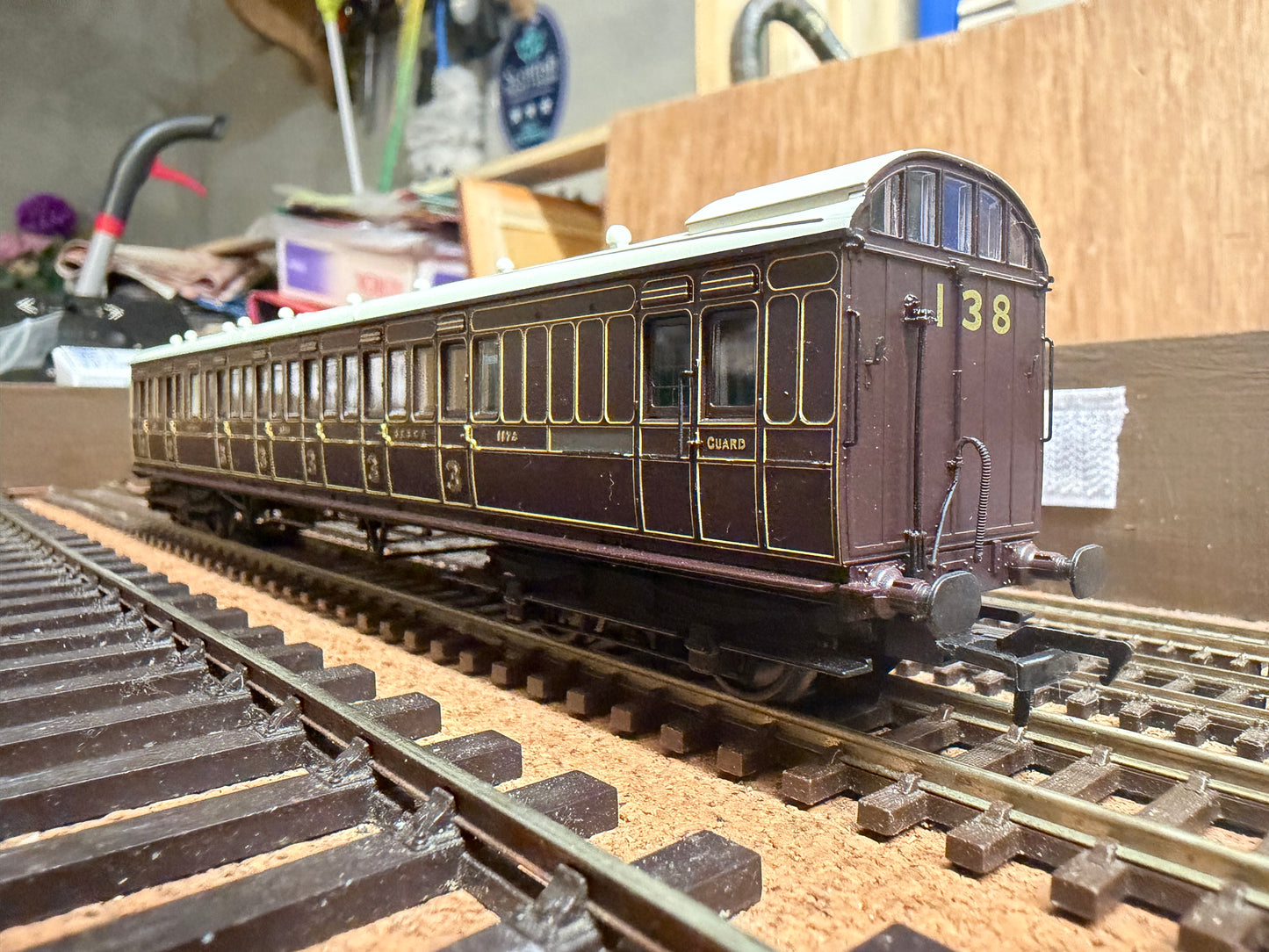Bachmann 39-600 (OO) South Eastern & Chatham Railway 60ft ‘Birdcage’ Brake Composite Lavatory No.1174 (Set 138) SE&CR ‘Dark Lake’ Livery.