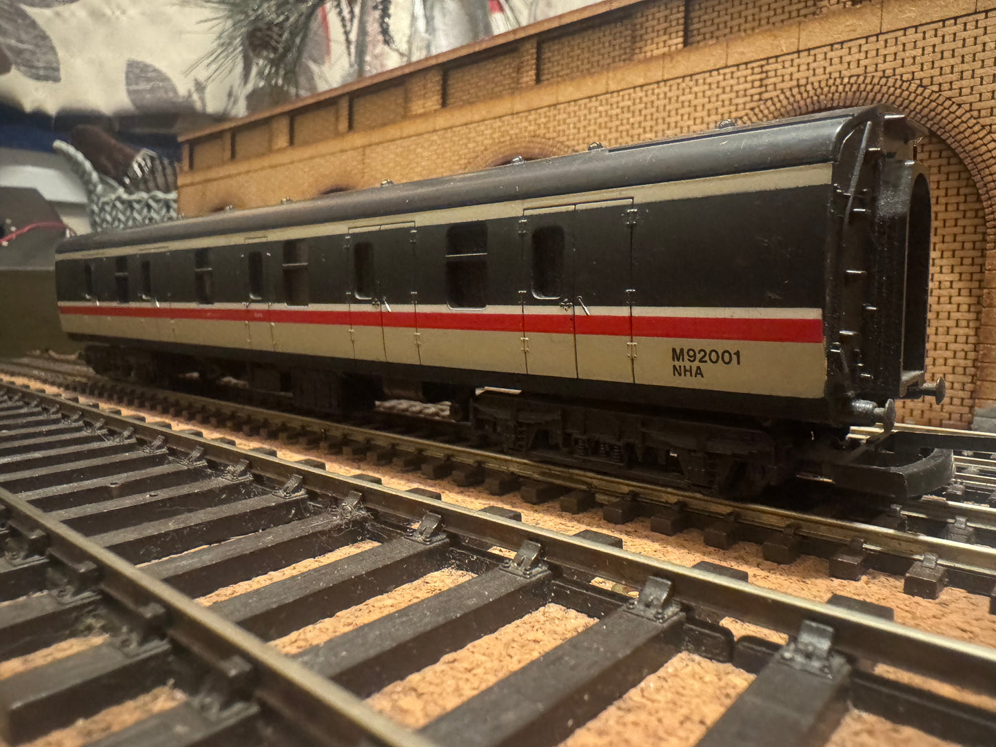 Lima 305373 (OO) British Railways MK1 NHA Van No.92001 in BR Intercity Executive Livery 