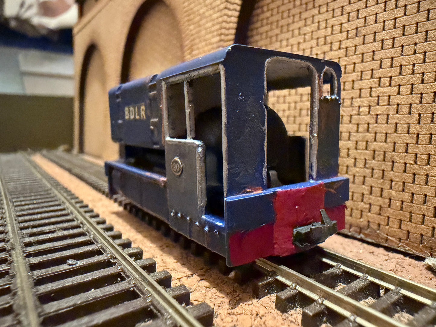 Kato / Unknown (OO9) HK Porter Co. ‘Roller Ingot’ Saddle Tank No.20. In BDLR tramway livery.