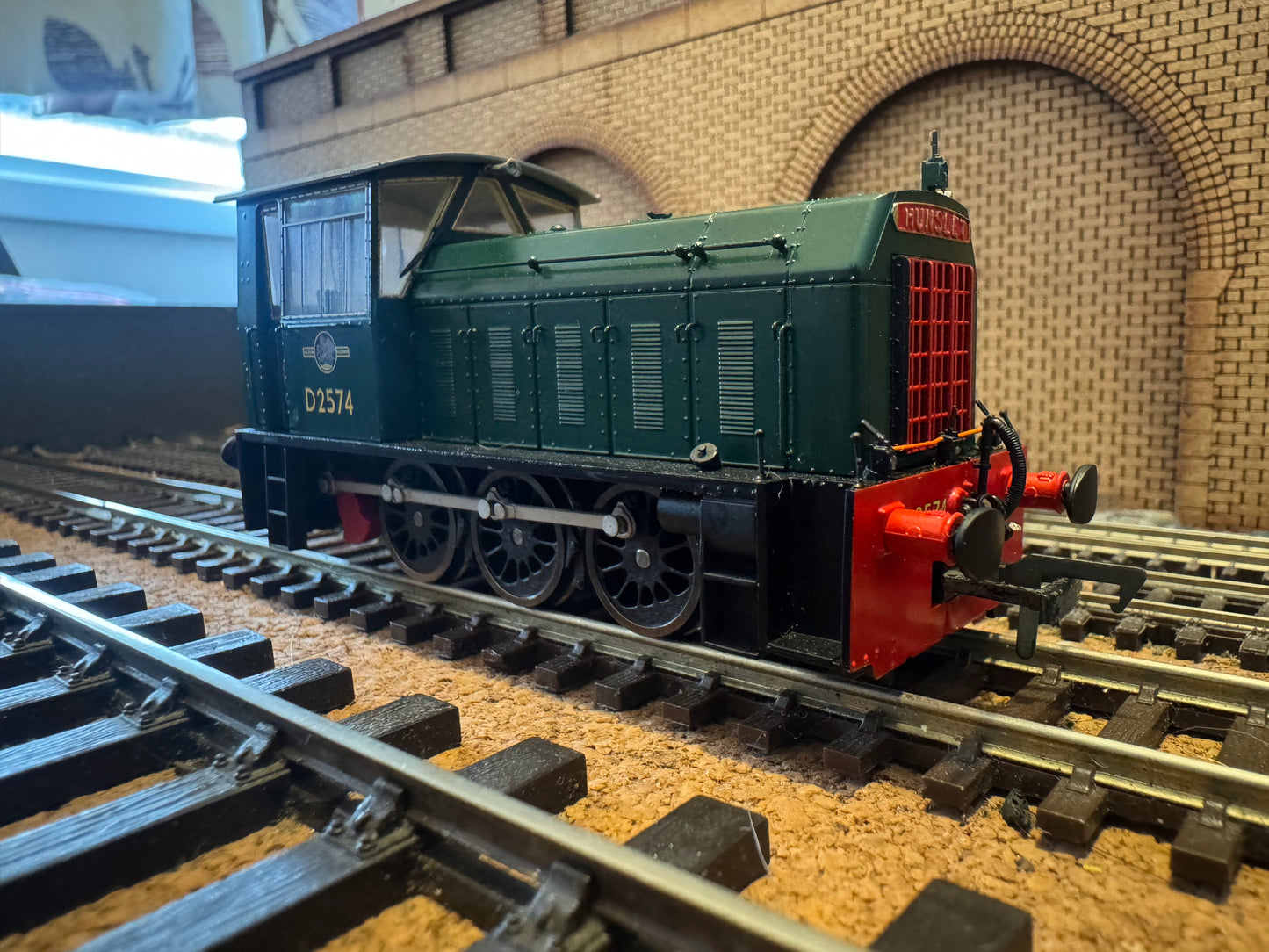 Heljan 2500 (OO) British Railways, Hunslet 200HP 0-6-0DM [Class 05] No.D2574 in BR Green. DCC Ready 