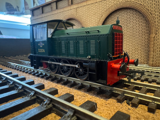 Heljan 2500 (OO) British Railways, Hunslet 200HP 0-6-0DM [Class 05] No.D2574 in BR Green. DCC Ready 