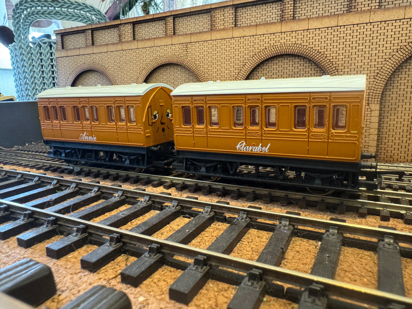 Hornby Thomas & Friends R9293 (OO) Annie and Clarabel