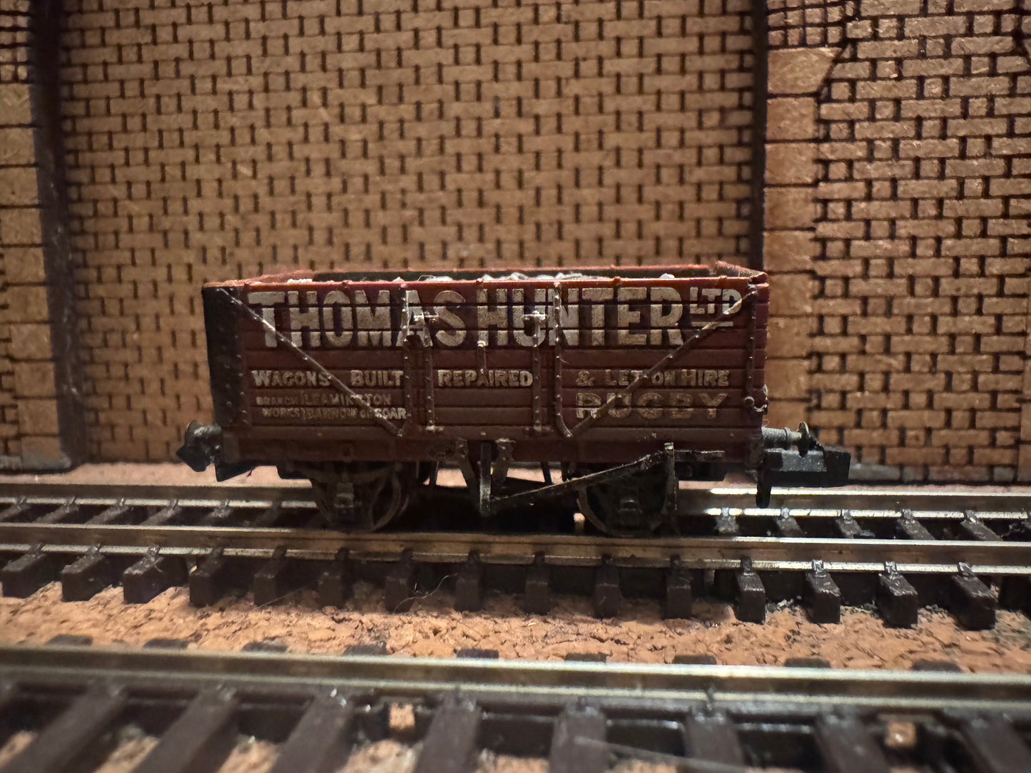 Graham Farish 377-2009K (N Gauge) Thomas Hunter Ltd Severn Plank Open Wagon. Weathered and with Load 