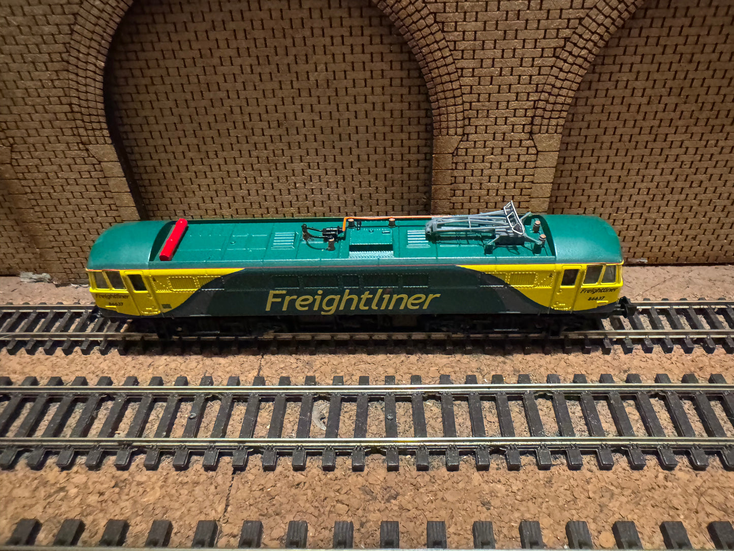 Dapol ND099Q (N Gauge) Ex BR Class 86/6 No.86637 in Freightliner Powerhaul livery. DCC Ready 