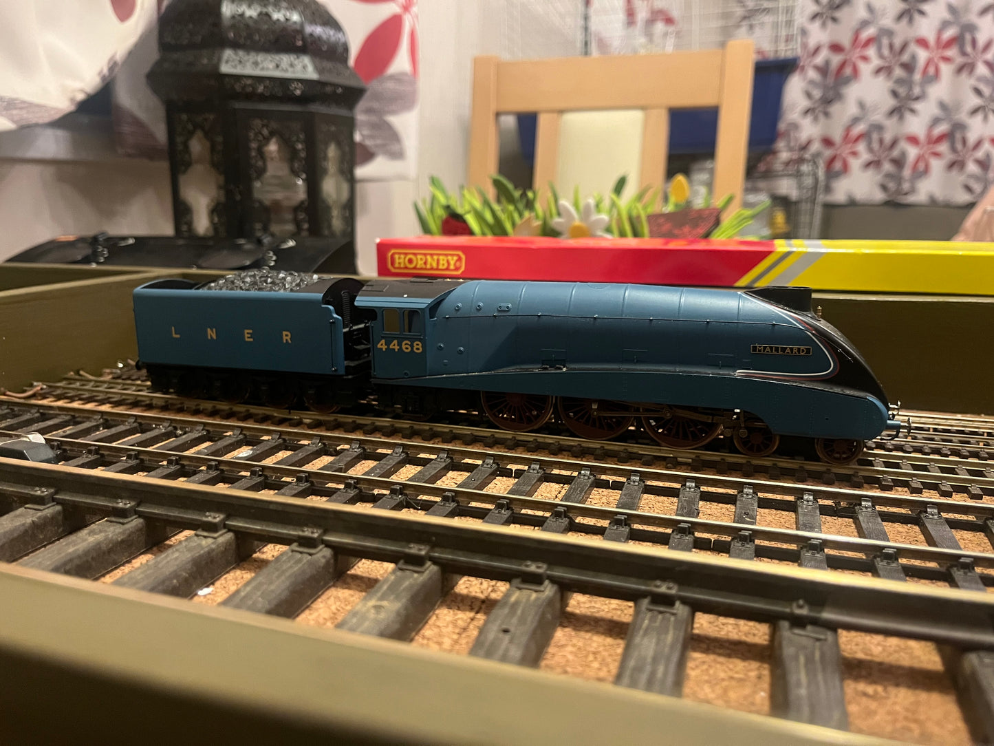 Hornby Railroad (OO) London North Eastern Railway, A4, No.4468 “Mallard” in LNER Garter Blue. DCC (TTS) Sound fitted.