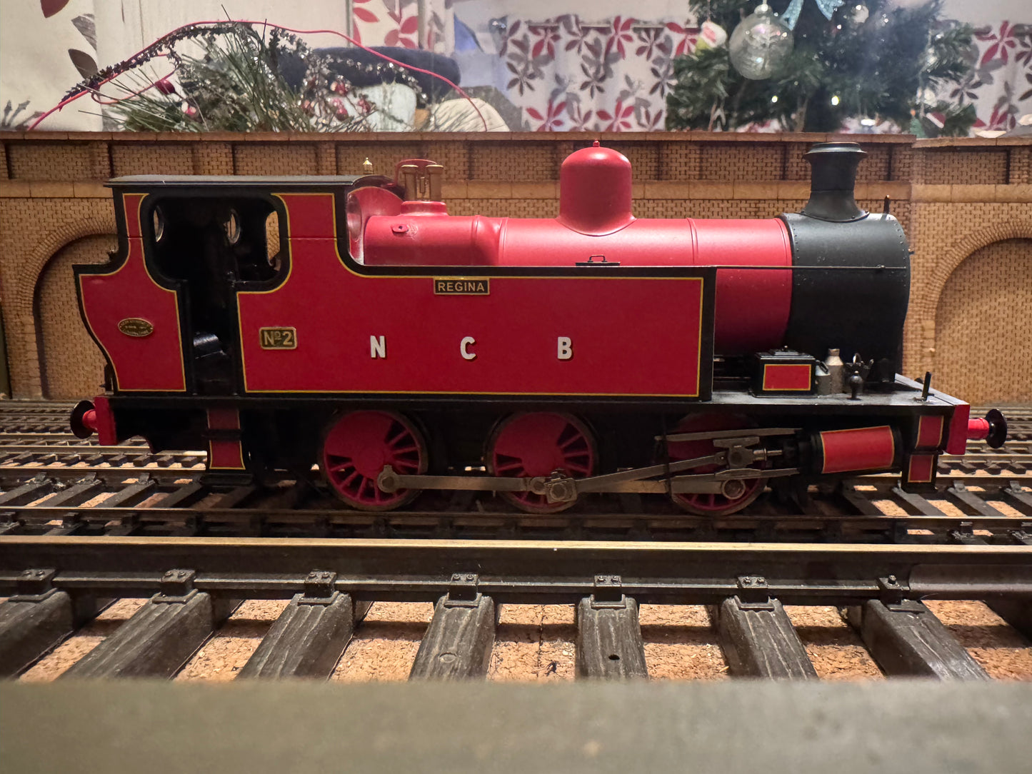 Minerva Model Railways 09531 (O Gauge) Kerr Stuart ‘Victory Class’ No.2 “Regina” in Light Weathered Lined Red with National Coal Board lettering. DCC Fitted 