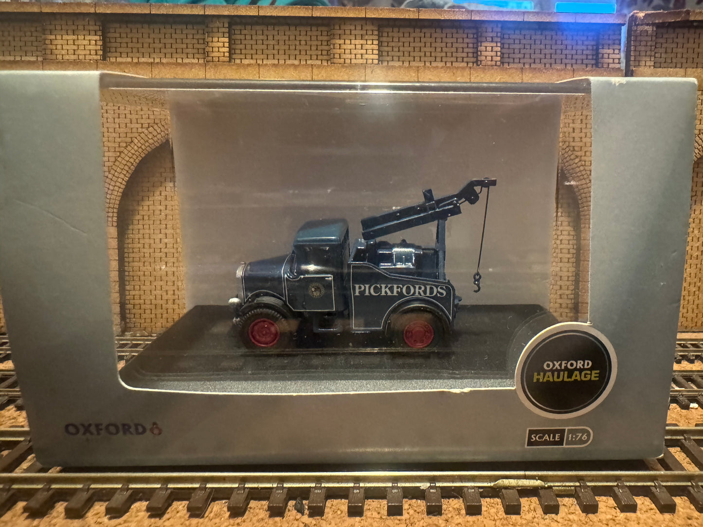 Oxford Diecast 76SH002 (OO / 1:76) Scammel Highwayman Crane. In Pickfords livery, with British Road Service Markings. Fleet Number M2362