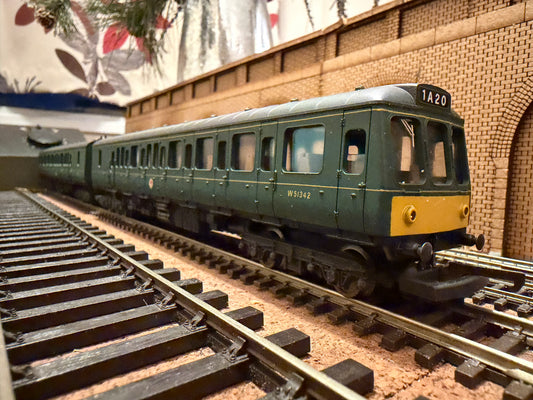 Lima 205137 (OO) British Railways, Pressed Steel, Two Car Diesel Multiple Unit [Class 117] x2 DMBS in BR green with small yellow ends. 