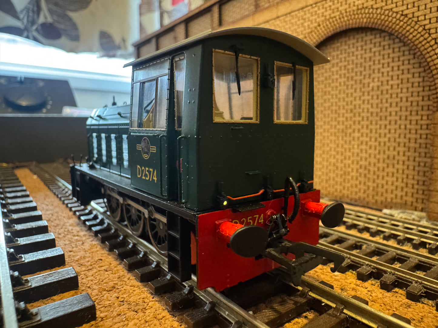 Heljan 2500 (OO) British Railways, Hunslet 200HP 0-6-0DM [Class 05] No.D2574 in BR Green. DCC Ready 