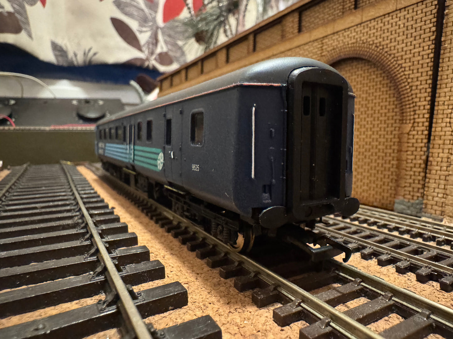 Hornby Railroad R4624 (OO) Ex British Rail MK2F Brake Open Standard No.9525 in Direct Rail Services Compass Livery 
