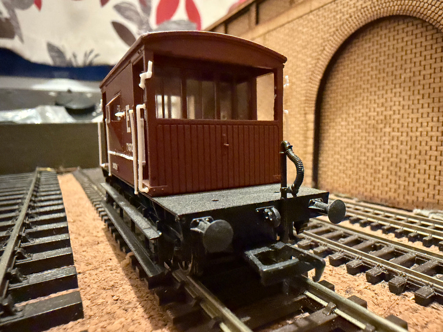 Bachmann 37-529 (OO) London North Eastern Railway, 20T Vacuums Fitted Brake Van No.178705 in LNER Red Oxide