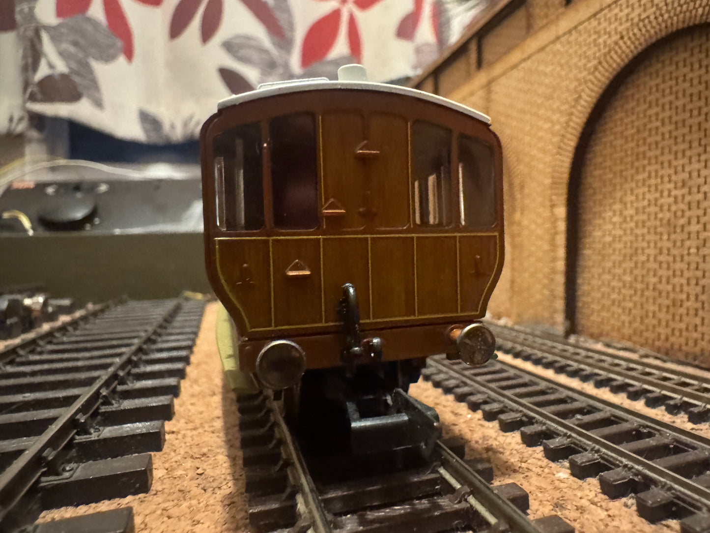 Hornby R40083 (OO) London North Eastern Railway, Six Wheeled Brake Third Class Compartment Brake Coach No.4589 in LNER Varnished Teak. 