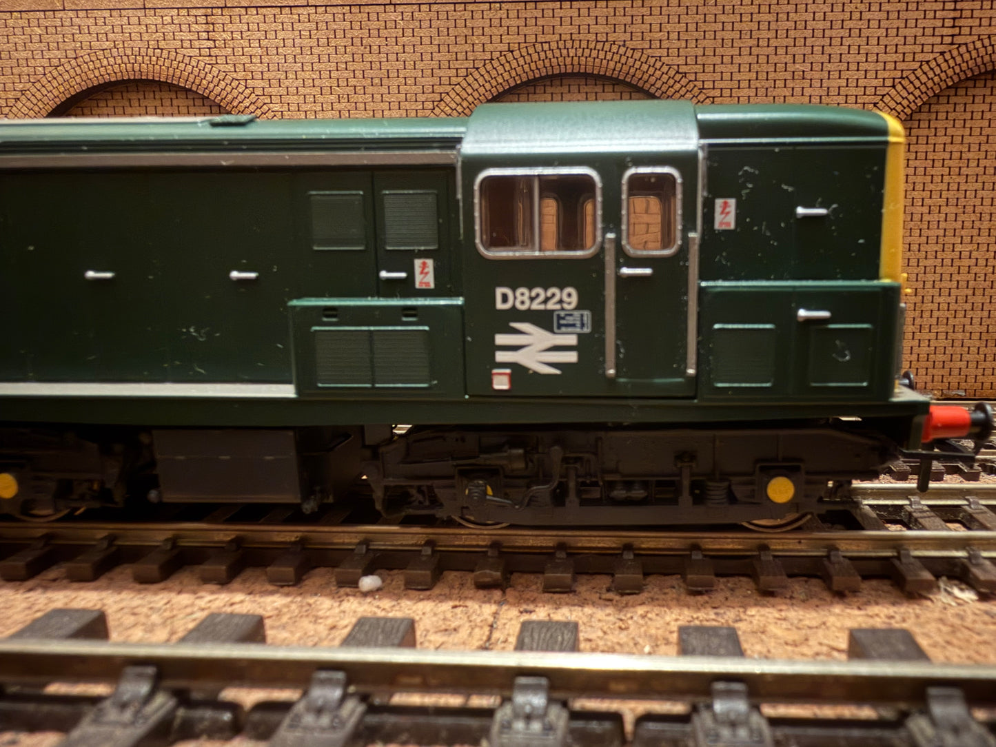 Heljan 1502 (OO) British Railways, British Thomson Houston Type 1 [Class 15] No.D8229 in BR Green with Full Yellow Ends and Double Arrow. DCC Ready 