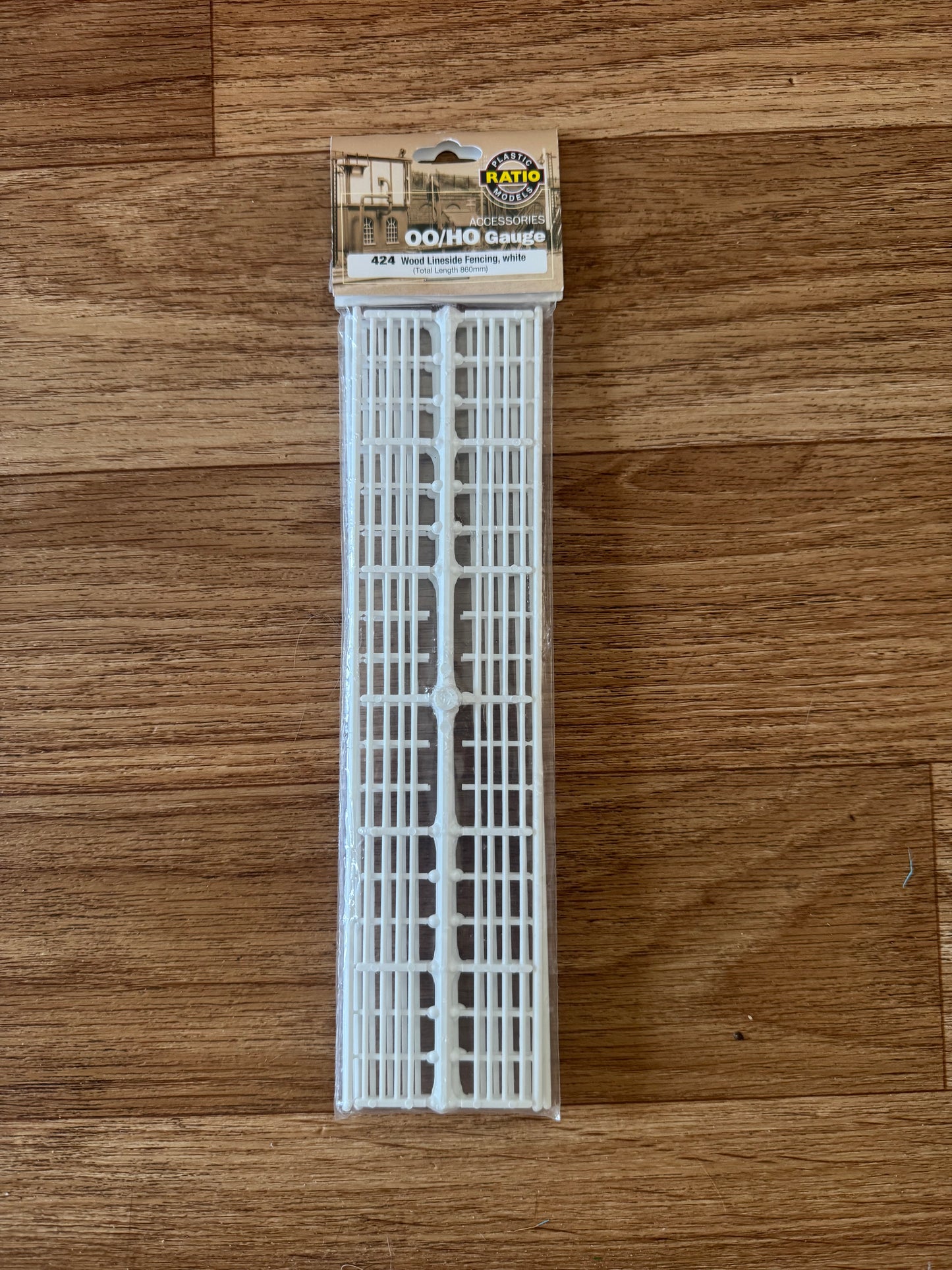 Ratio 424 (OO / 1:76) Wood Lineside Fencing In White Pack. Total Legth 86cm. 