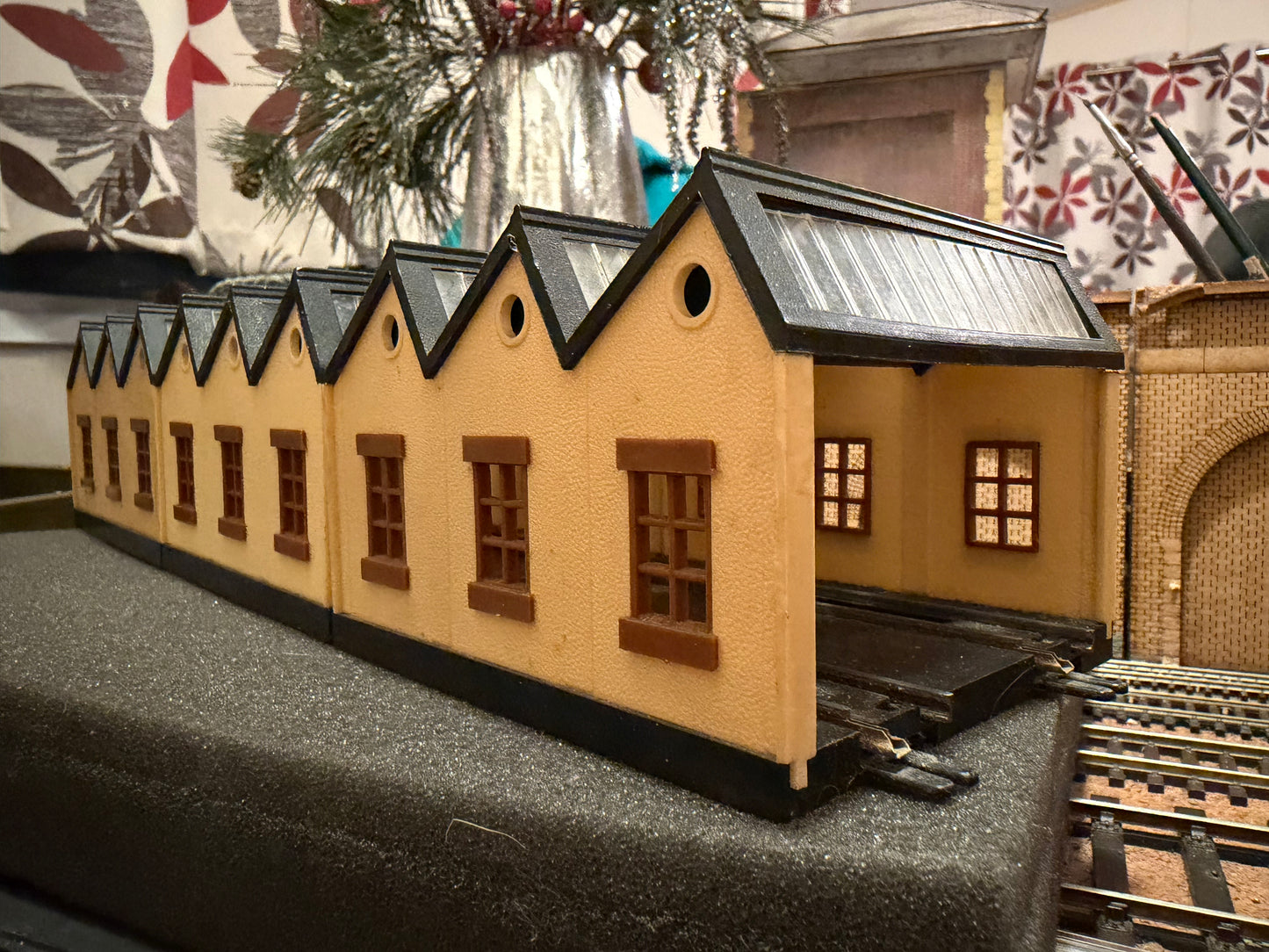 Tri-ang T.28 (TT) x3 Type A Twin Road Loco shed with six inspection pits. 