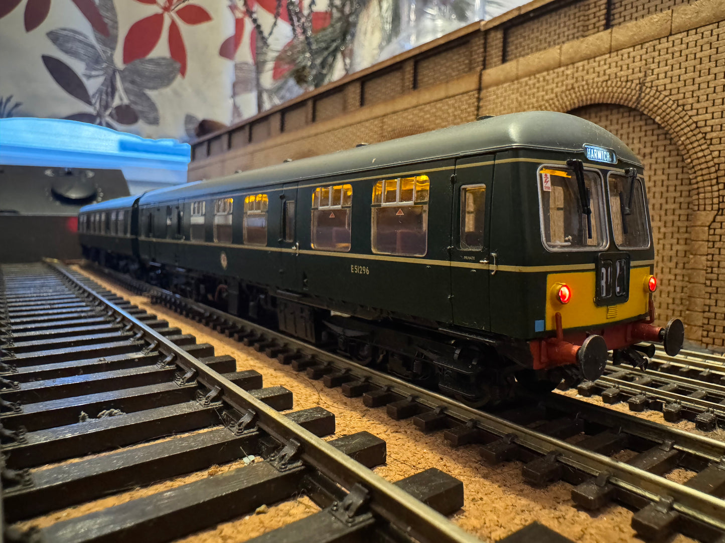Bachmann 31-327 (OO) British Railways / Cravens Ltd, Diesel Multiple Unit [Class 105] Power & Trailer Car in BR Green with half yellow ends. DCC Fitted 