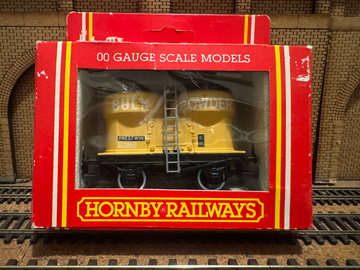 Hornby R.095 (OO) British Railways 20T Twin Silo ‘Prestwin’ Wagon No.B873740 in Bulk Powder Livery 