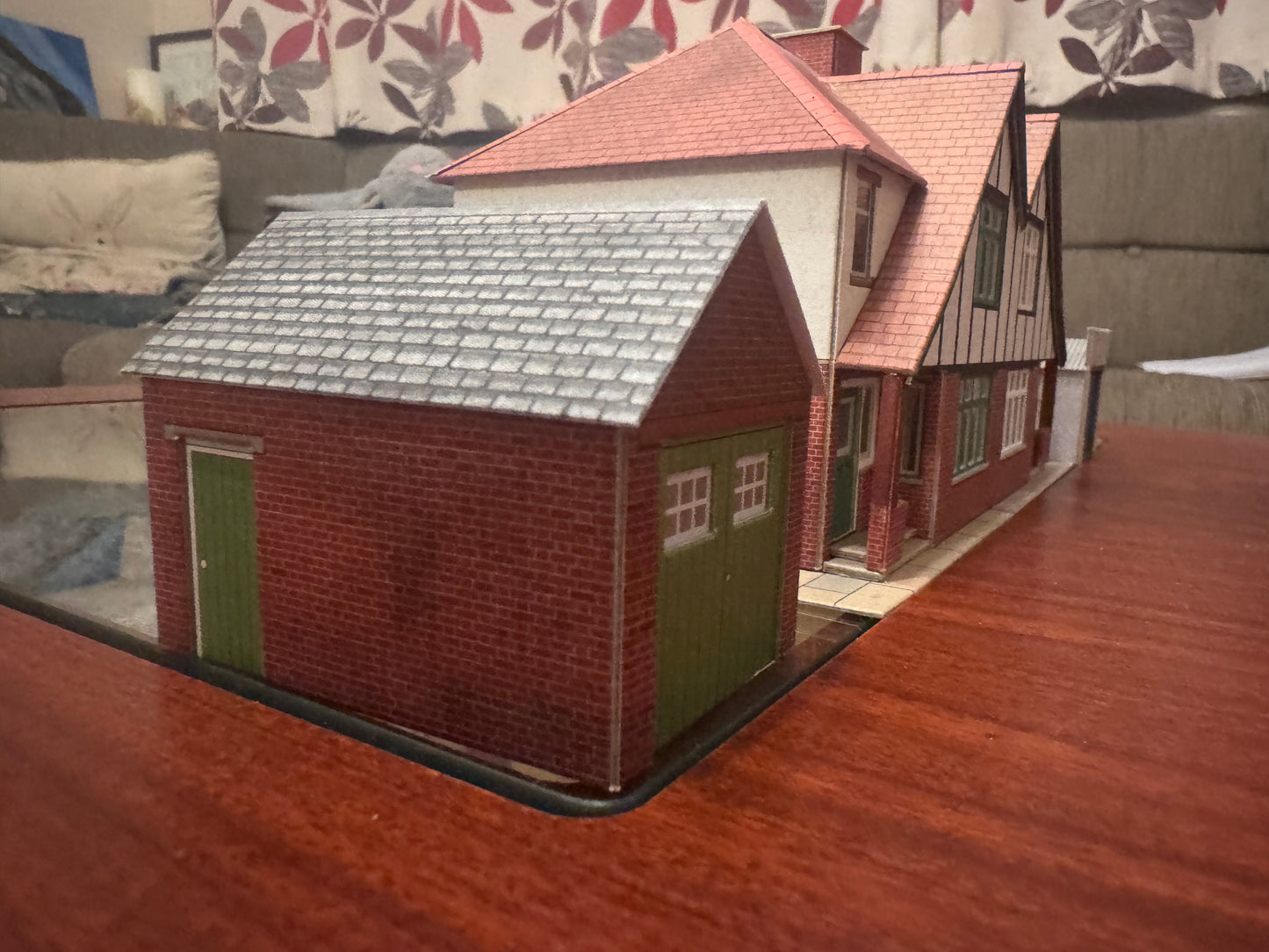 Metcalfe PO266 (OO / 1:76) 1930s Suburban Semi and Garages. Pre Made 