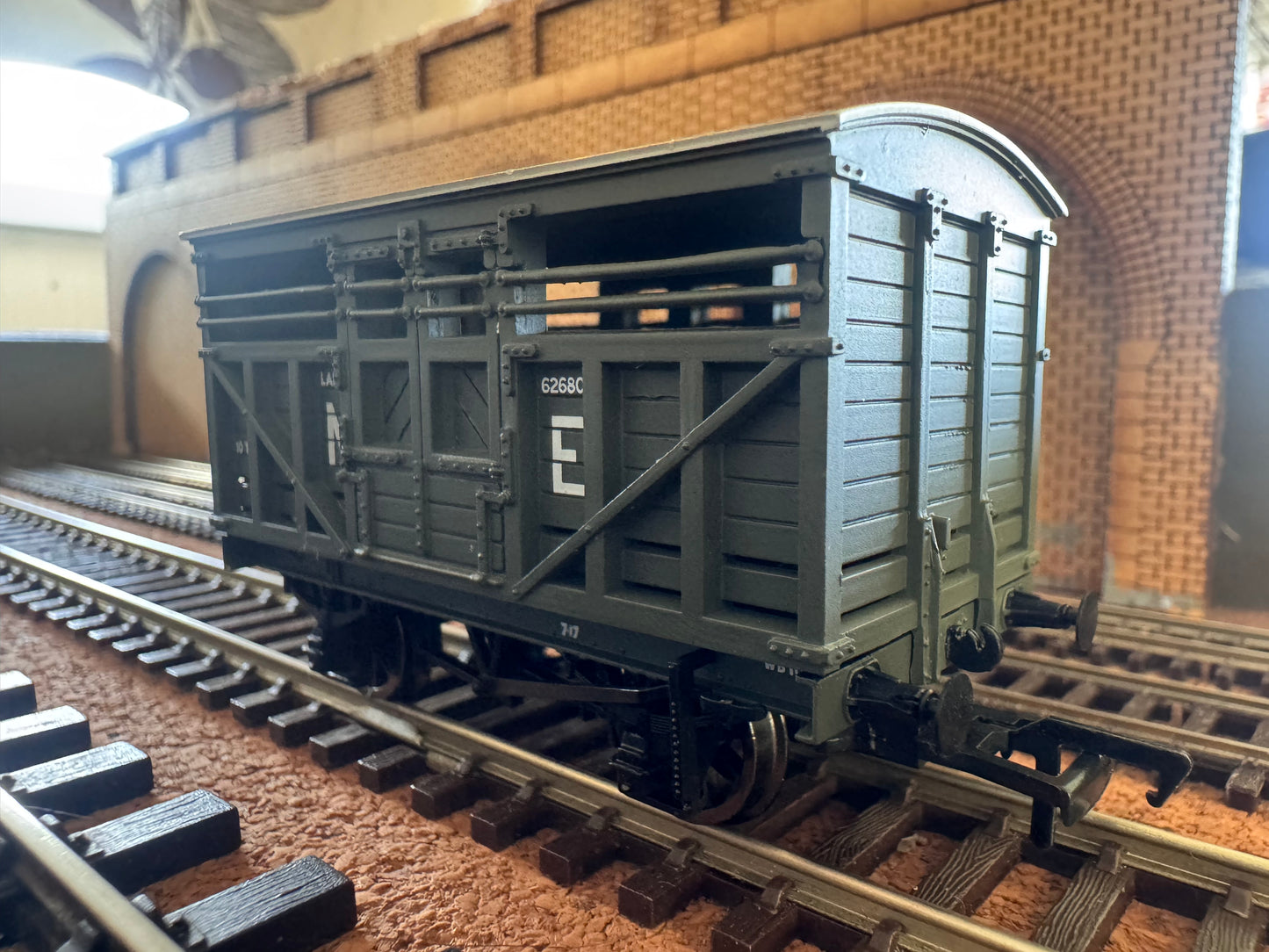 Bachmann 37-707 (OO) London North Eastern Railway 12T Cattle Wagon No.626800 in NE Grey. 