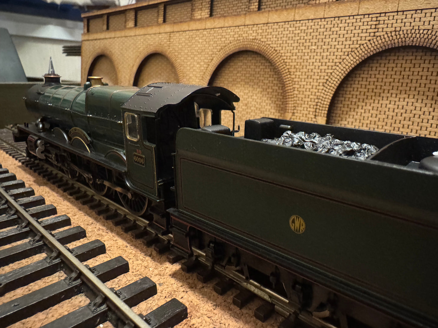 Hornby R2544 (OO) Great Western Railway 60xx ‘King Class’ No.6006 “King George I” in GWR Pre-war Shirt Button Livery. DCC Ready 