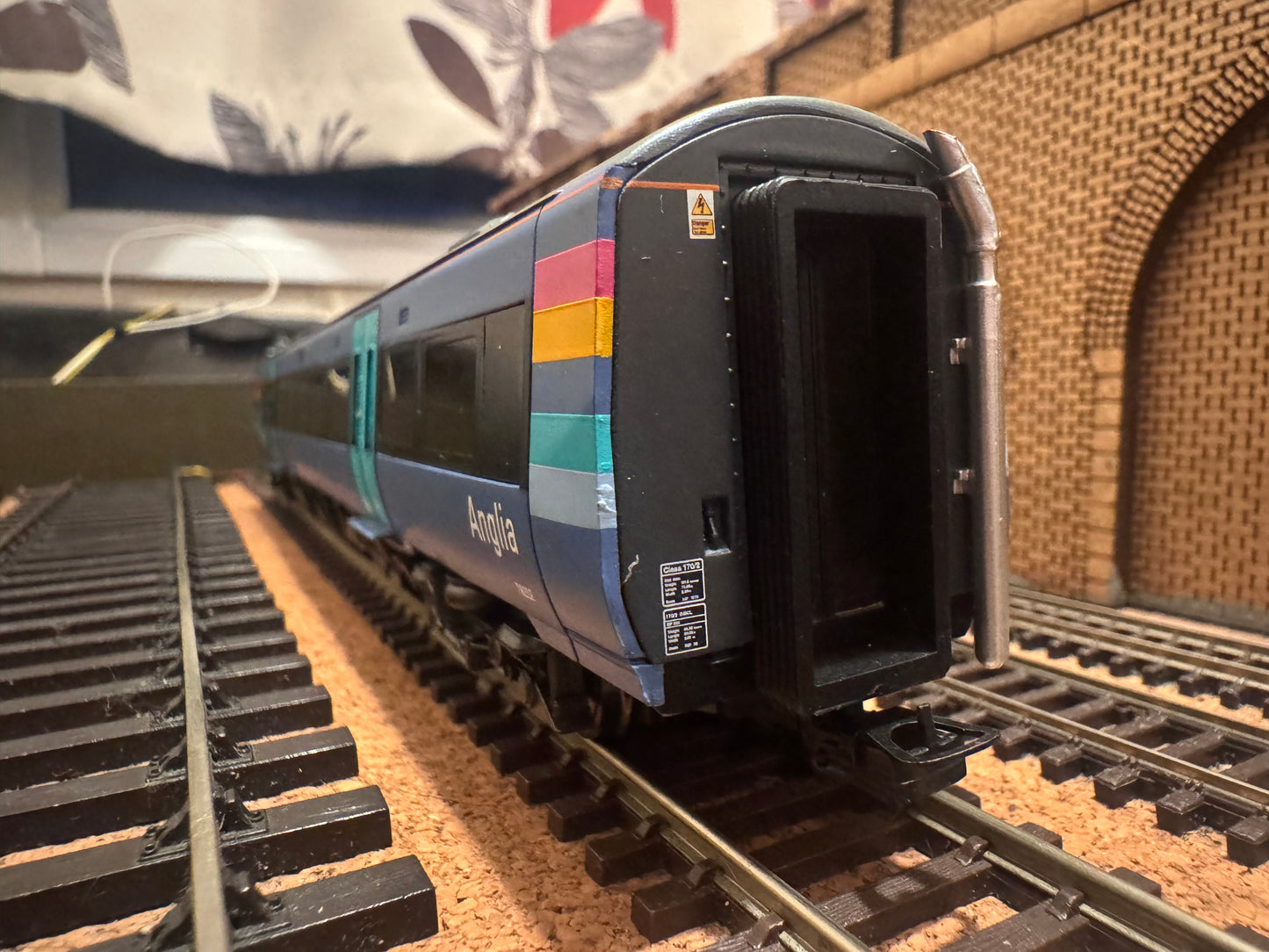 Bachmann 32-464 (OO) Adtranz / Bombardier Three Car Class 170 ‘Turbostar’ No.170202 in National Express’s ‘One Anglia’ livery.