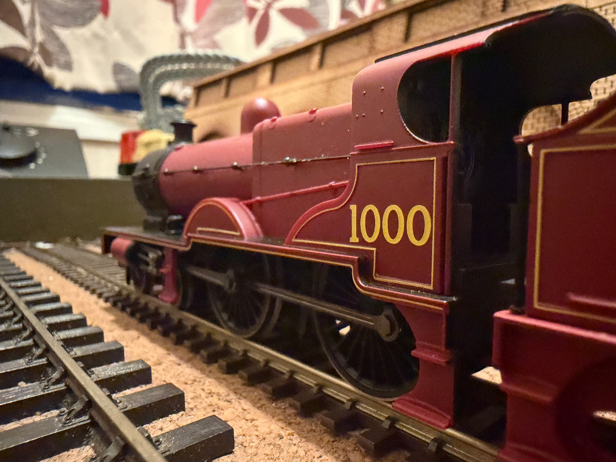 Hornby Railroad R3063 (OO) Ex MR 1000 Class ‘Midland Compound’ No.1000 in London Midland & Scottish Crimson Lake. DCC Ready