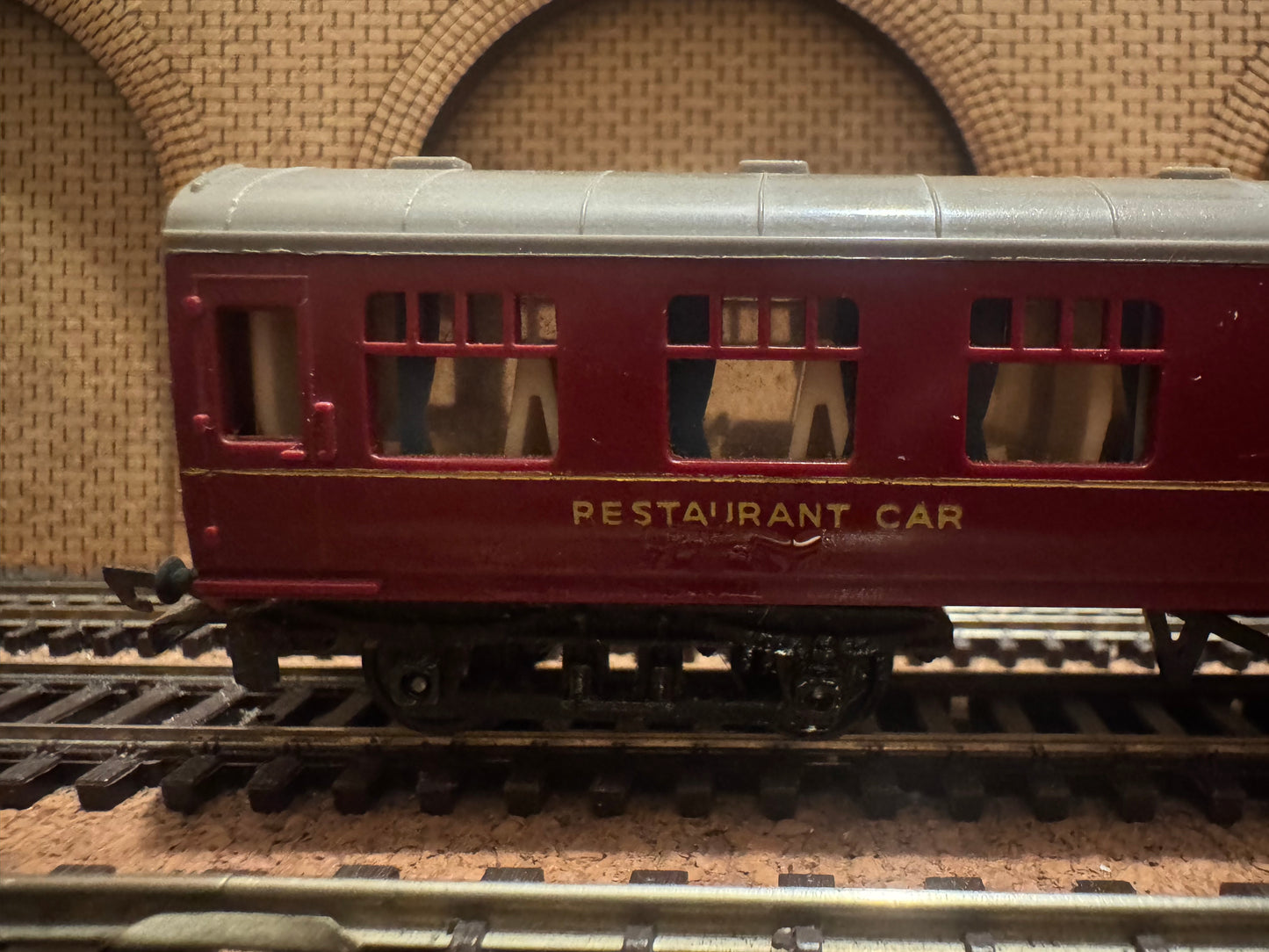 Tri-ang T-86 (TT) British Railways MK1 Restaurant Car No.W307 in BR Maroon 