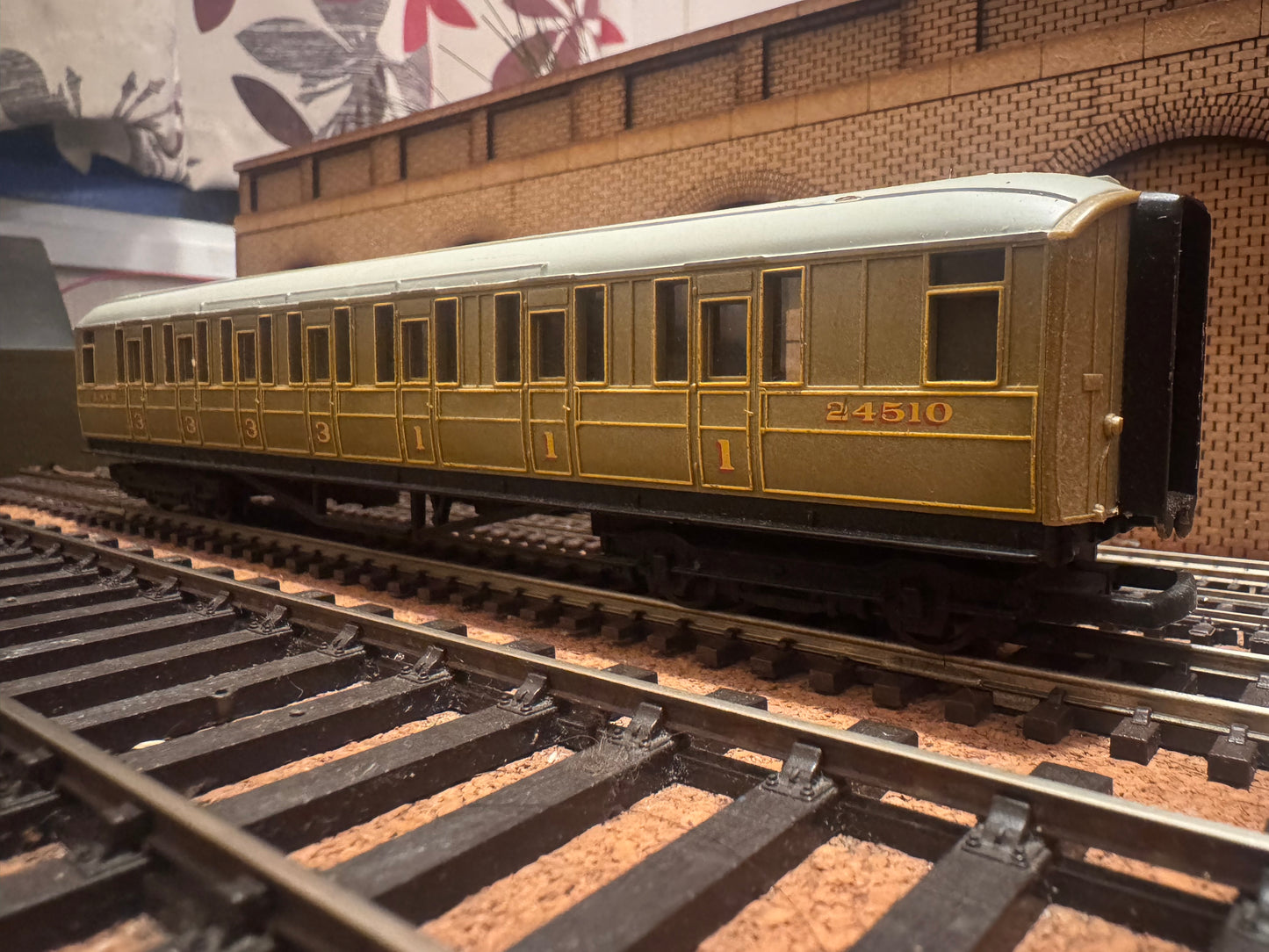 Hornby R1129 (OO) London North Eastern Railway ‘Gresley’ Corridor Composite Coach No.24510