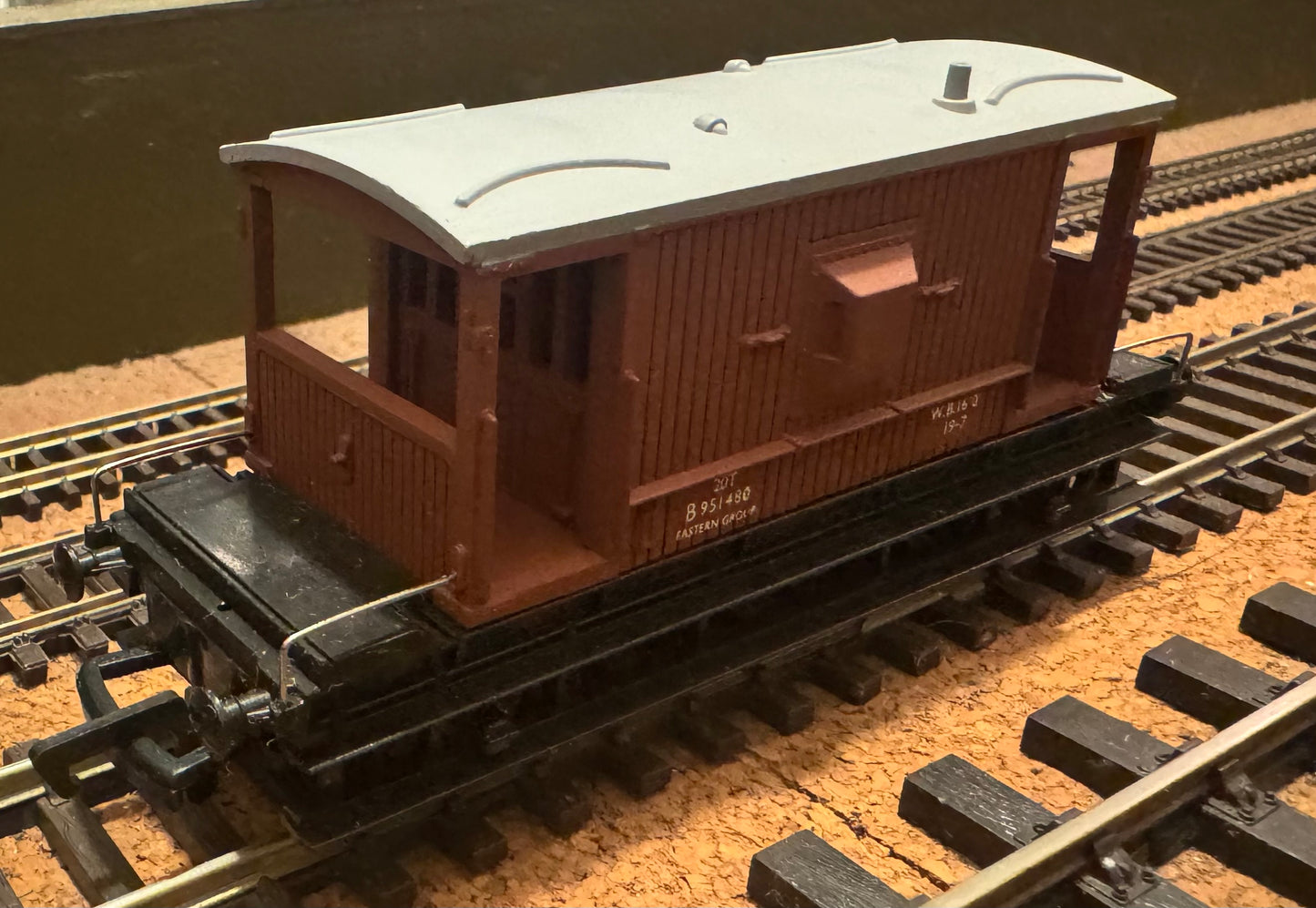 Mainline (OO) British Railways, Eastern Region 20ton Brake Van No.B951480 in BR Bauxite.